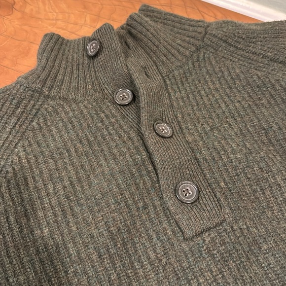 Banana Republic Wool Green Sweater - Picture 5 of 6